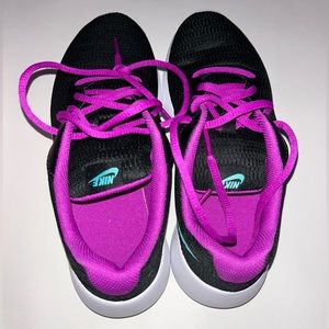 nike tanjun black hyper violet shoes